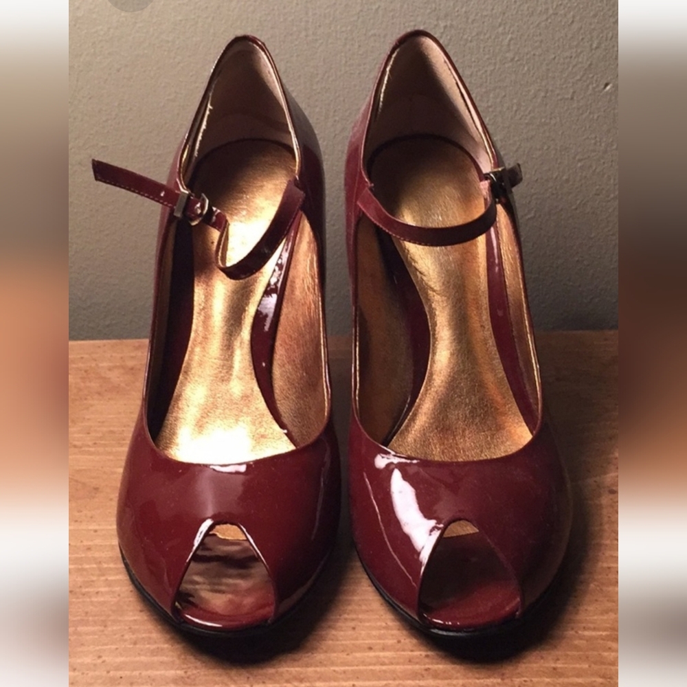 Nine West Sz7 Patent Burgundy shoe